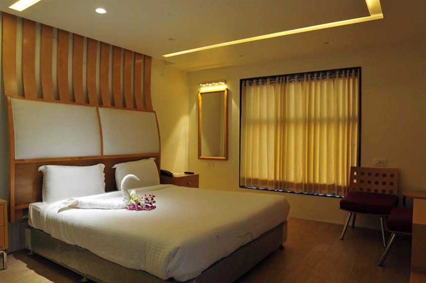 Grand Nakshatra Hotel Ānand Exterior foto